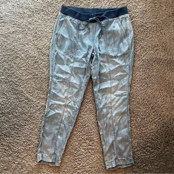 White House Black Market Mid-Rise Silky Soft Denim Tapered Ankle Jeans - Picture 3 of 7